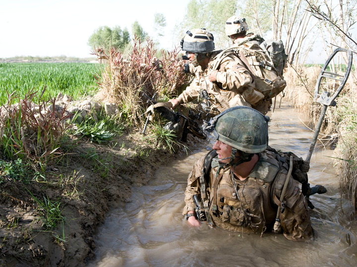 British Army 1 RIFLES Wading Ditch Op Tor Tapus March 2009