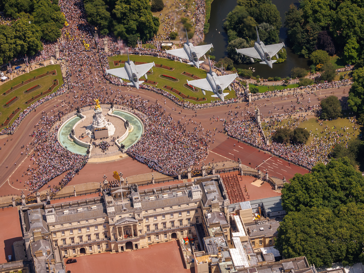 RAF Typhoon FGR4's Over Buckingham Palace Photo Print Royal Air Force Aircraft Wall Art Aviation Decor Posters, Prints, & Visual Artwork Hampshire Prints 6 x 4 No Frame No