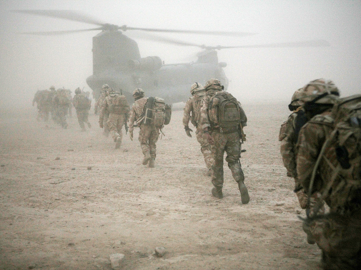 British Army 3 SCOTS and ANA Board Chinook Sangin May 2009
