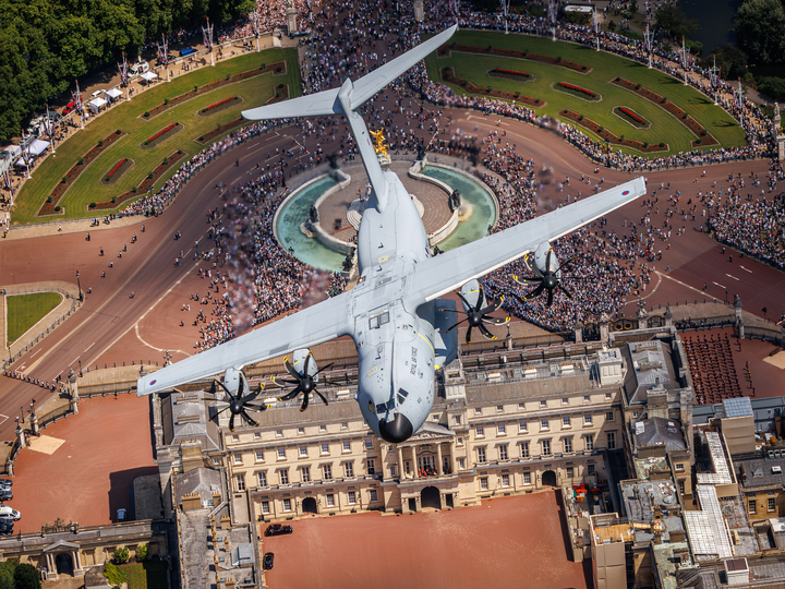 RAF A400 Atlas Over Buckingham Palace Photo Print Royal Air Force Aircraft Wall Art Aviation Decor Posters, Prints, & Visual Artwork Hampshire Prints 6 x 4 No Frame No