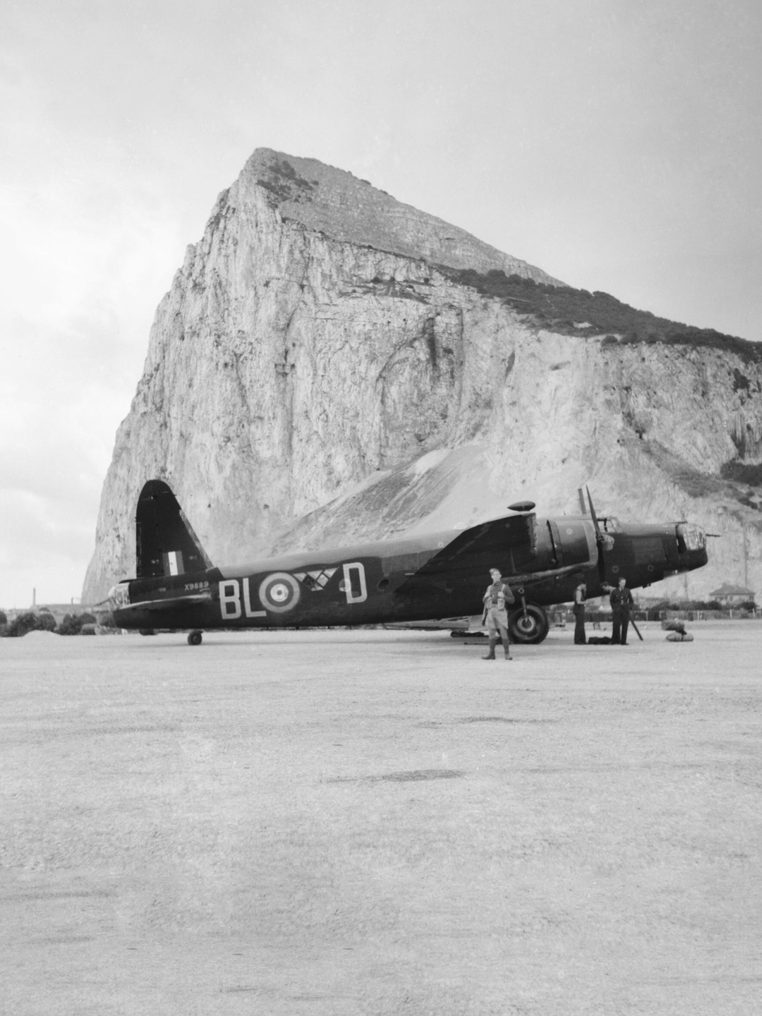 RAF Vickers Wellington Mark IC Gibraltar Photo Print Royal Air Force Aircraft Wall Art Aviation Decor Posters, Prints, & Visual Artwork Hampshire Prints 6 x 4 No Frame No