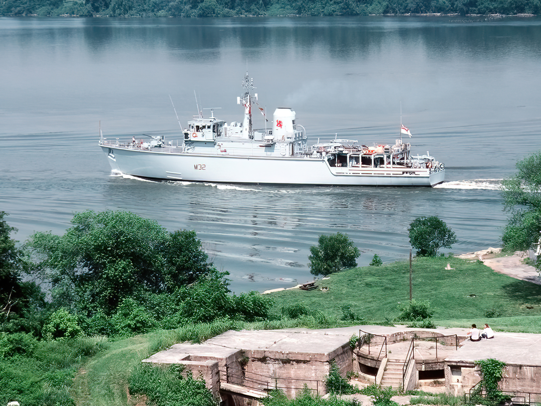 HMS Cottesmore (M32) Royal Navy Hunt Class Mine Warfare Vessel Entering Washington Photo Print Wall Art Decor Posters, Prints, & Visual Artwork Hampshire Prints 6 x 4 No Frame No