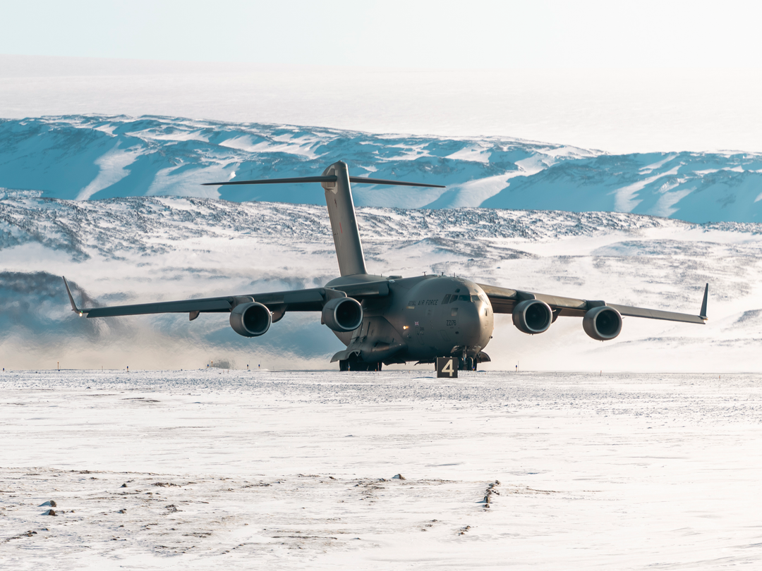 RAF C-17 Globemaster Taxis on a Snowy Runway 2026 Photo Print Royal Air Force Aircraft Wall Art Posters, Prints, & Visual Artwork Hampshire Prints 6 x 4 No Frame No