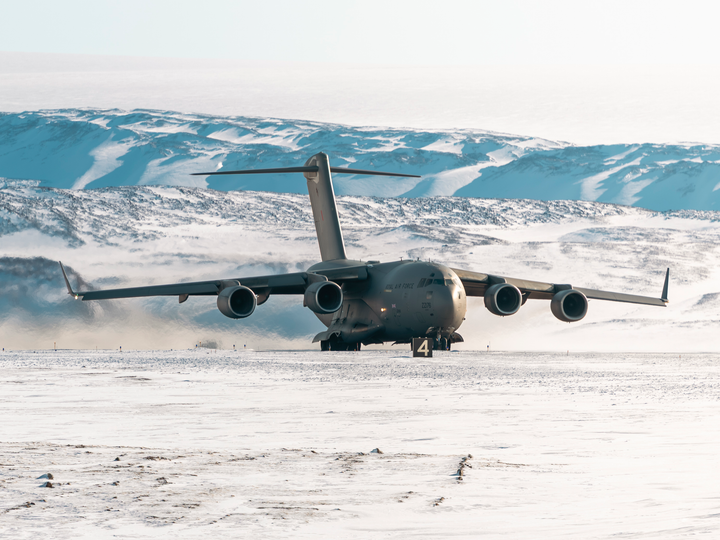 RAF C-17 Globemaster Taxis on a Snowy Runway 2026 Photo Print Royal Air Force Aircraft Wall Art Posters, Prints, & Visual Artwork Hampshire Prints 6 x 4 No Frame No