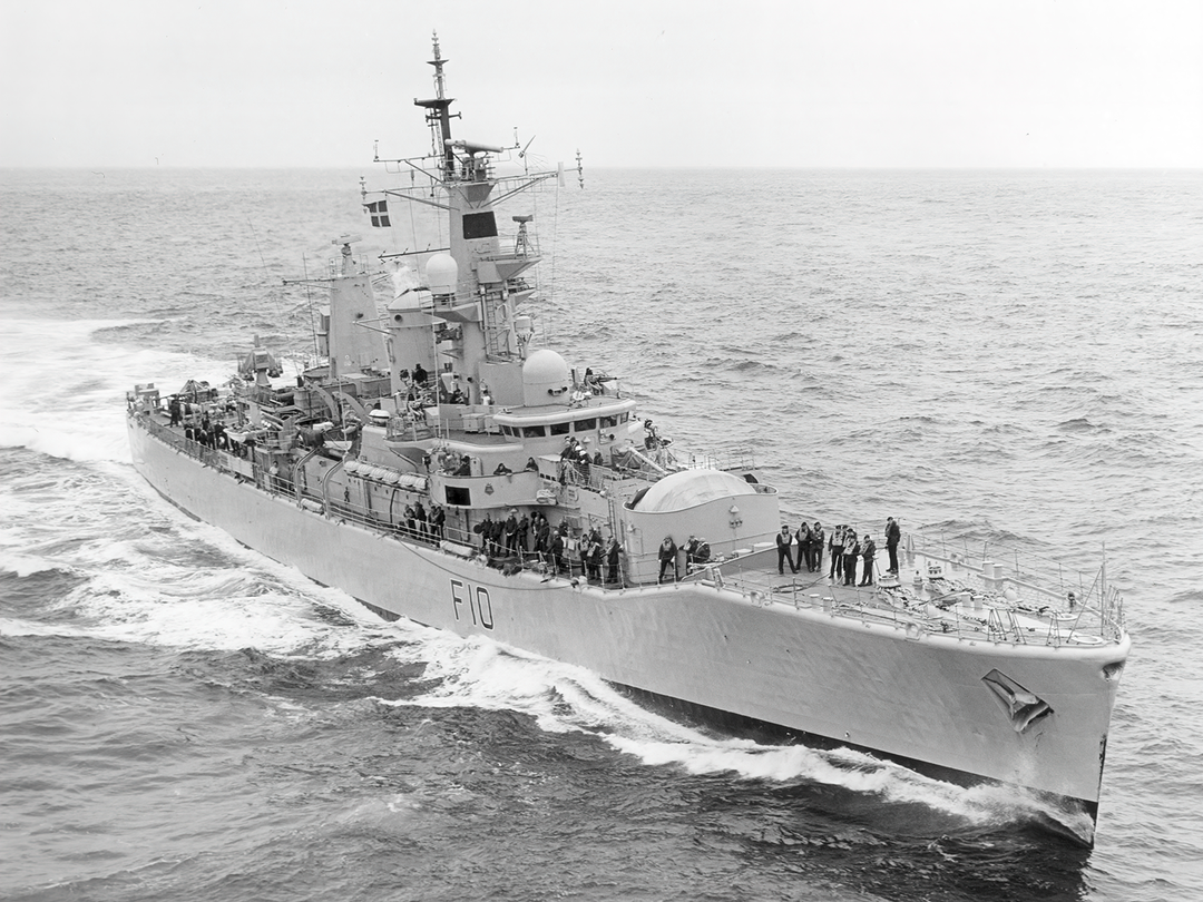HMS Aurora (F10) Royal Navy Leander Class Frigate High Starboard Bow View Photo Print Wall Art Decor Posters, Prints, & Visual Artwork Hampshire Prints 6 x 4 No Frame No
