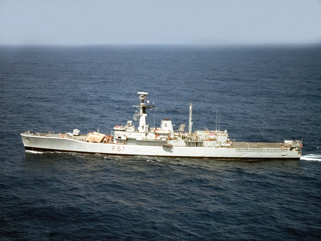 HMS Andromeda (F57) Royal Navy Leander Class Frigate Underway Port Side View Photo Print Wall Art Decor Posters, Prints, & Visual Artwork Hampshire Prints 6 X 4 No Frame No
