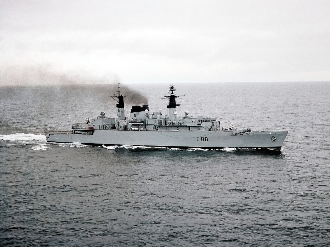 HMS Broadsword (F88) Royal Navy Type 22 Frigate Starboard Beam View Photo Print Wall Art Decor Posters, Prints, & Visual Artwork Hampshire Prints 6 x 4 No Frame No
