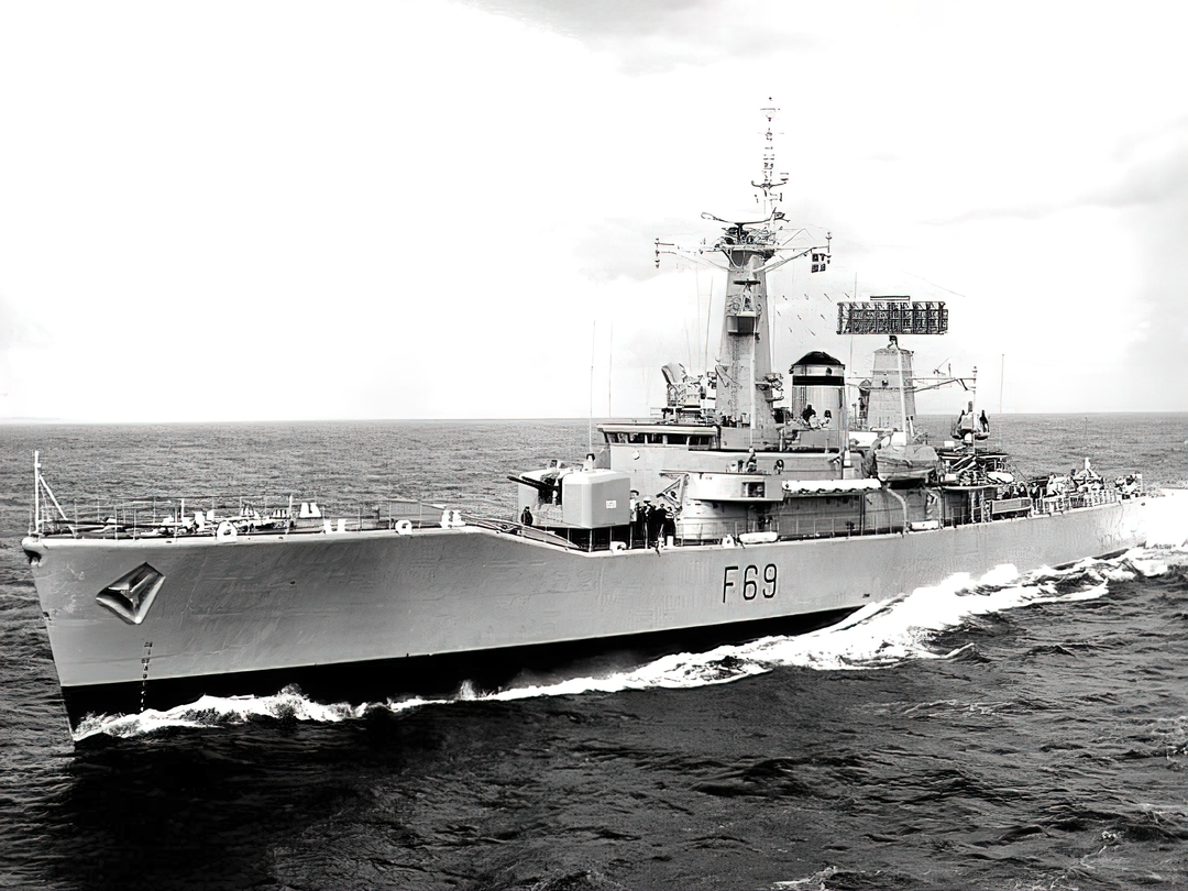HMS Bacchante (F69) Royal Navy Leander Class Frigate Underway Photo Print Wall Art Decor Posters, Prints, & Visual Artwork Hampshire Prints 6 x 4 No Frame No