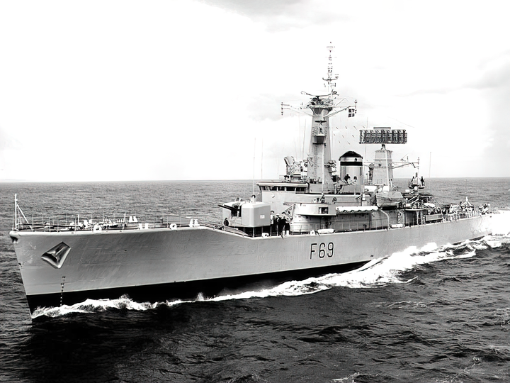 HMS Bacchante (F69) Royal Navy Leander Class Frigate Underway Photo Print Wall Art Decor Posters, Prints, & Visual Artwork Hampshire Prints 6 x 4 No Frame No