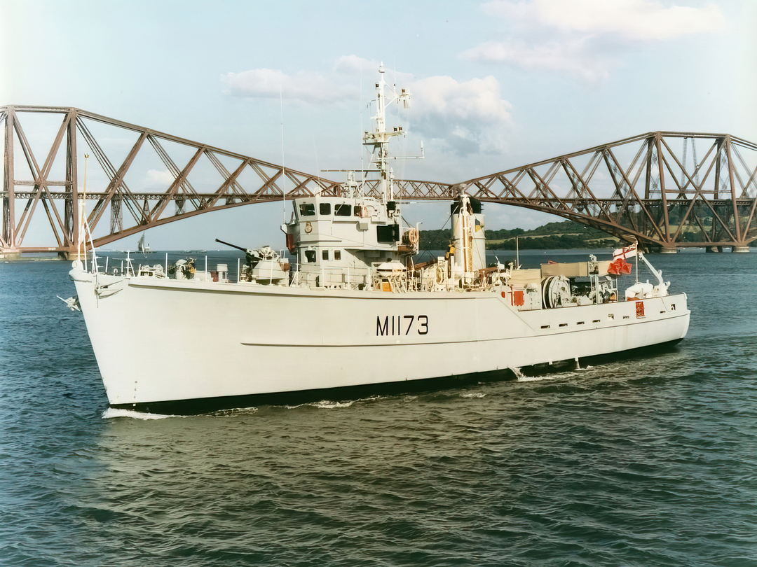 HMS Pollington M1173 Ton Class Minesweeper Firth of Forth Photo Print - Posters, Prints, & Visual Artwork - by Hampshire Prints (image 1 of 9)