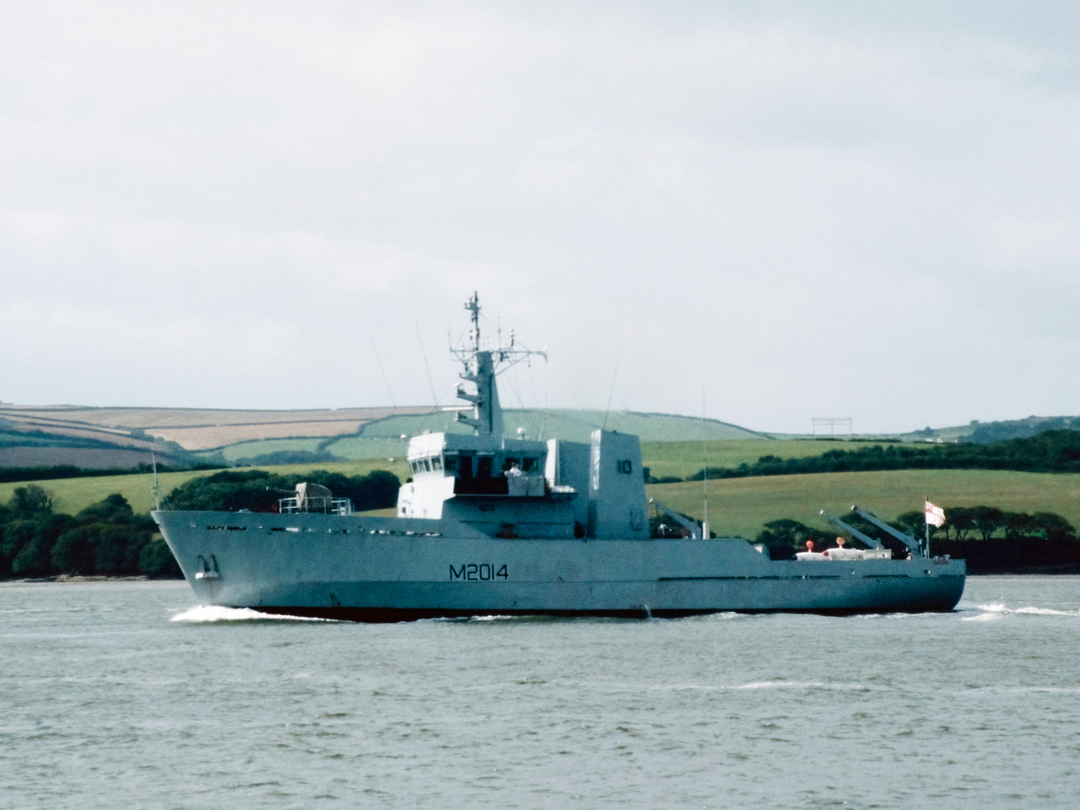 HMS Arun (M2014) Royal Navy River Class Minesweeper Port Side View Photo Print Wall Art Decor Posters, Prints, & Visual Artwork Hampshire Prints 6 x 4 No Frame No