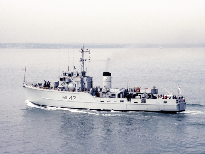 HMS Hubberston (M1147) Royal Navy Ton Class Minesweeper Port Side View Photo Print Wall Art Decor - Posters, Prints, & Visual Artwork - by Hampshire Prints (image 1 of 9)