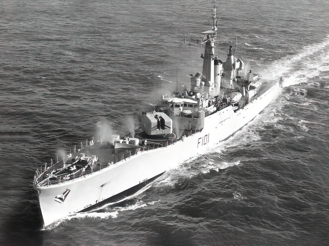 HMS Yarmouth F101 Rothesay Class Frigate Pre Wetting Photo Print - Posters, Prints, & Visual Artwork - by Hampshire Prints (image 1 of 9)