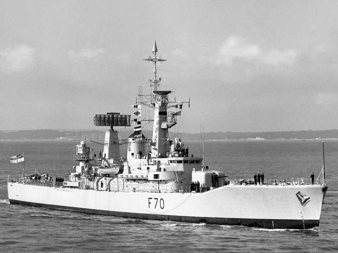 HMS Apollo (F70) Royal Navy Leander Class Frigate Starboard Bow View Photo Print Wall Art Decor Posters, Prints, & Visual Artwork Hampshire Prints 6 x 4 No Frame No