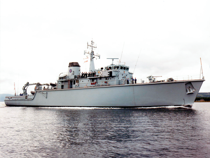 HMS Brecon (M29) Royal Navy Hunt Class Mine Warfare Vessel Low Starboard View Photo Print Wall Art Decor Posters, Prints, & Visual Artwork Hampshire Prints 6 x 4 No Frame No