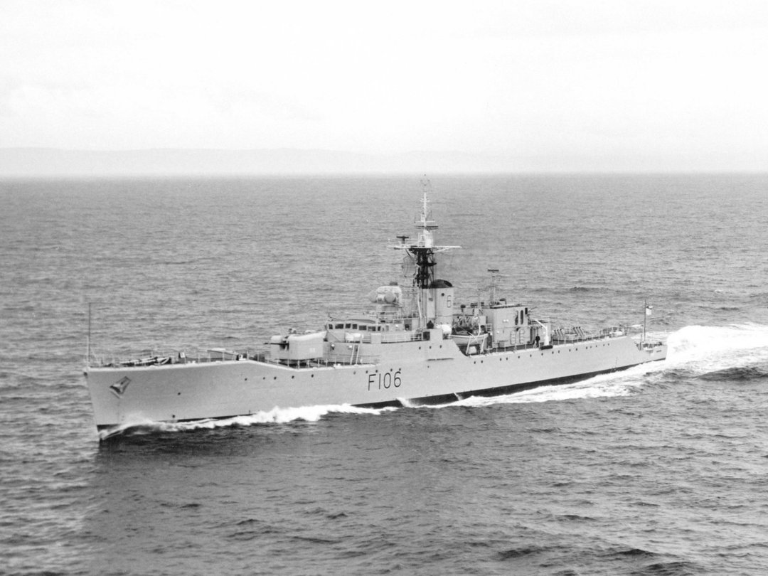 HMS Brighton (F106) Royal Navy Rothesay Class Frigate At Sea Port View Photo Print Wall Art Decor Posters, Prints, & Visual Artwork Hampshire Prints 6 x 4 No Frame No