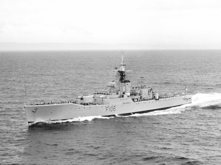 HMS Brighton (F106) Royal Navy Rothesay Class Frigate At Sea Port View Photo Print Wall Art Decor Posters, Prints, & Visual Artwork Hampshire Prints 6 x 4 No Frame No