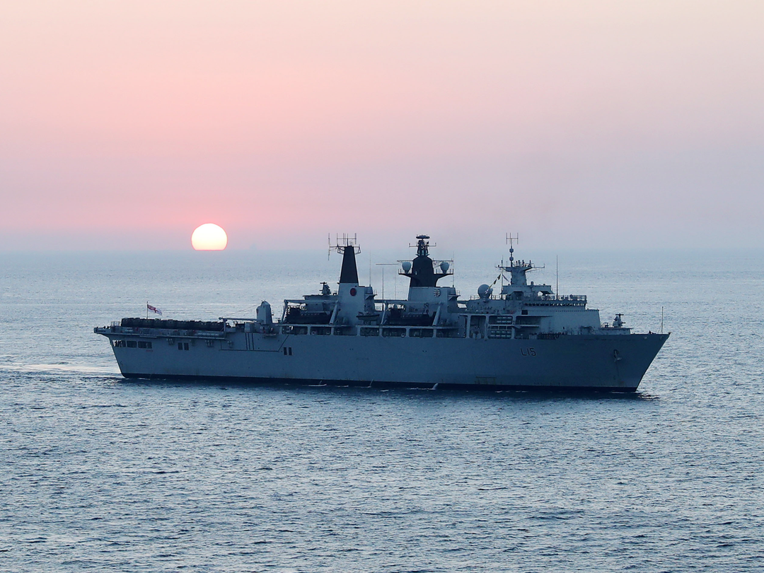 HMS Bulwark (L15) Royal Navy Albion Class Amphibious Ship Sunset Photo Print Wall Art Decor Posters, Prints, & Visual Artwork Hampshire Prints 6 x 4 No Frame No