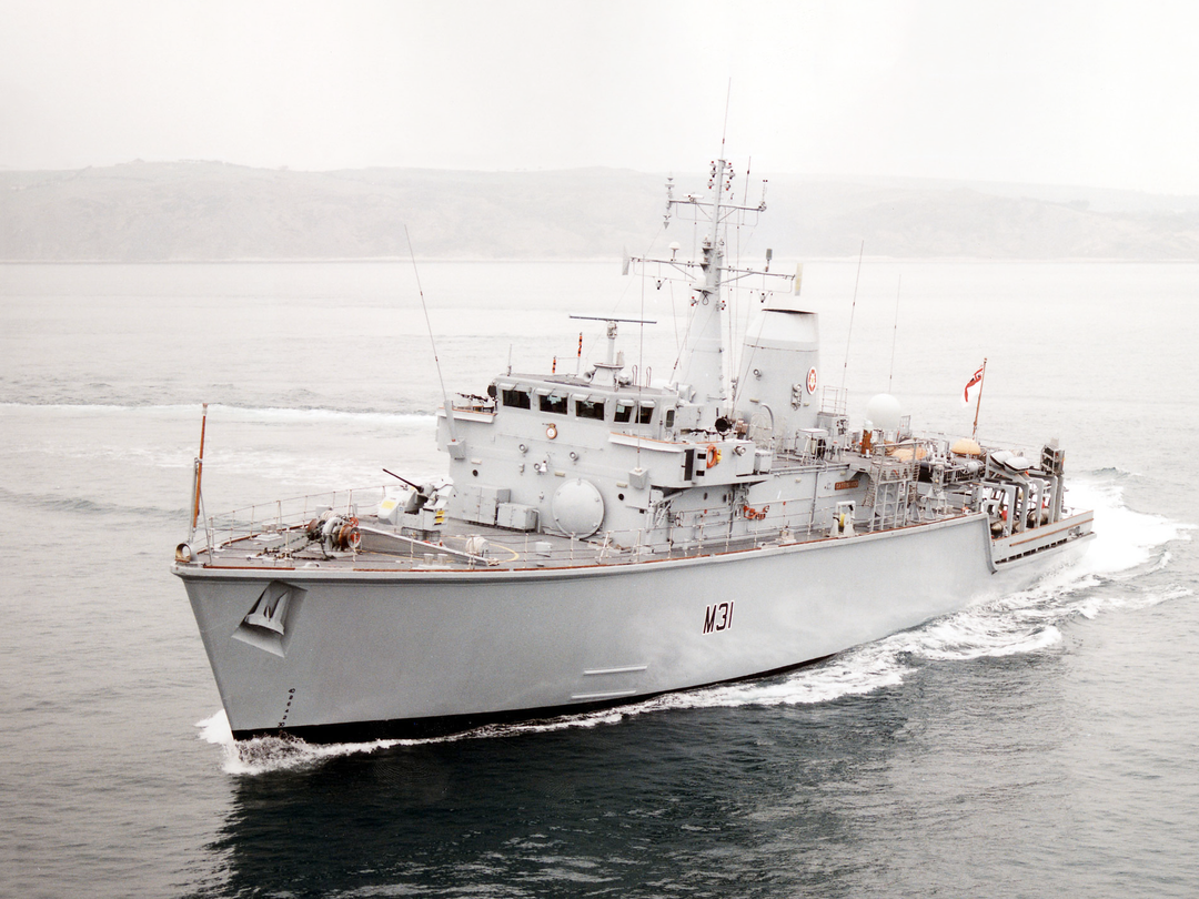 HMS Cattistock (M31) Royal Navy Hunt Class MineHunter Hard Turn Photo Print Wall Art Decor Posters, Prints, & Visual Artwork Hampshire Prints 6 x 4 No Frame No