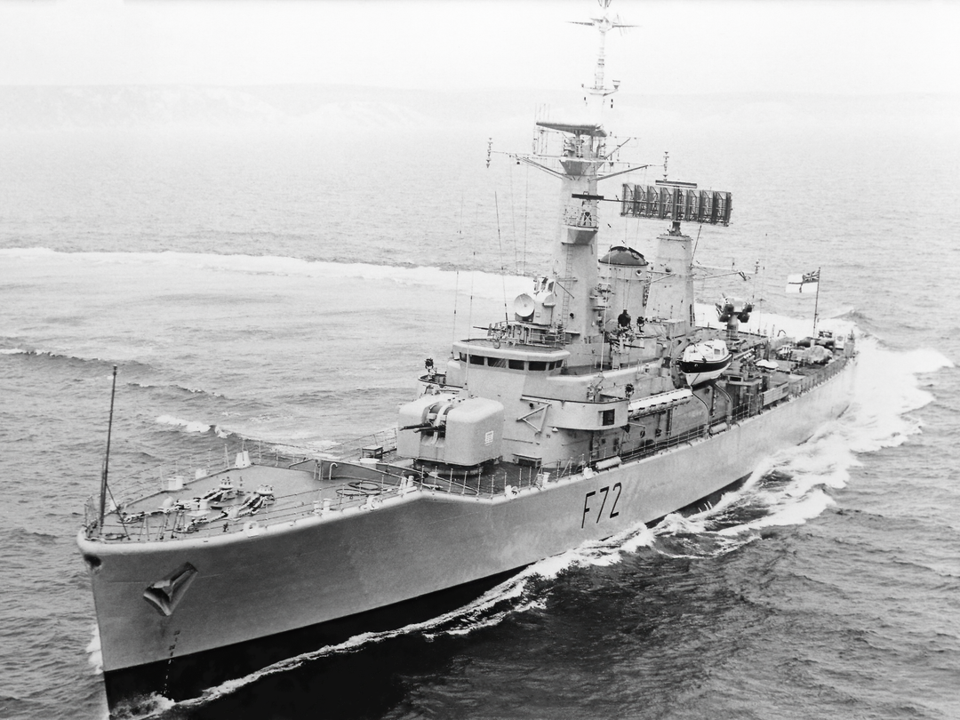HMS Ariadne (F72) Royal Navy Leander Class Frigate Hard Turn Photo Print Wall Art Decor Posters, Prints, & Visual Artwork Hampshire Prints 6 x 4 No Frame No