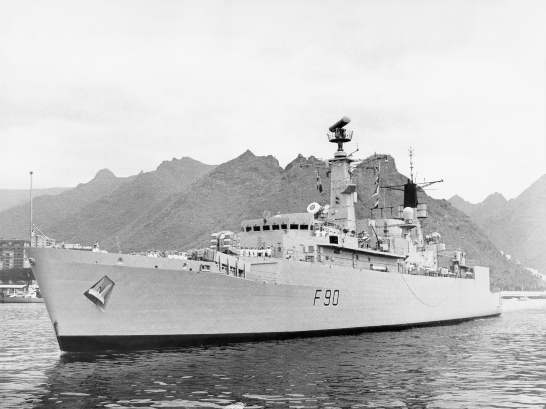 HMS Brilliant (F90) Royal Navy Type 22 Frigate Low Port Bow View Photo Print Wall Art Decor Posters, Prints, & Visual Artwork Hampshire Prints 6 x 4 No Frame No