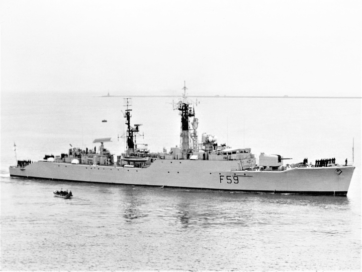 HMS Chichester (F59) Royal Navy Salisbury Class Frigate Starboard View Photo Print Wall Art Decor Posters, Prints, & Visual Artwork Hampshire Prints 6 x 4 No Frame No