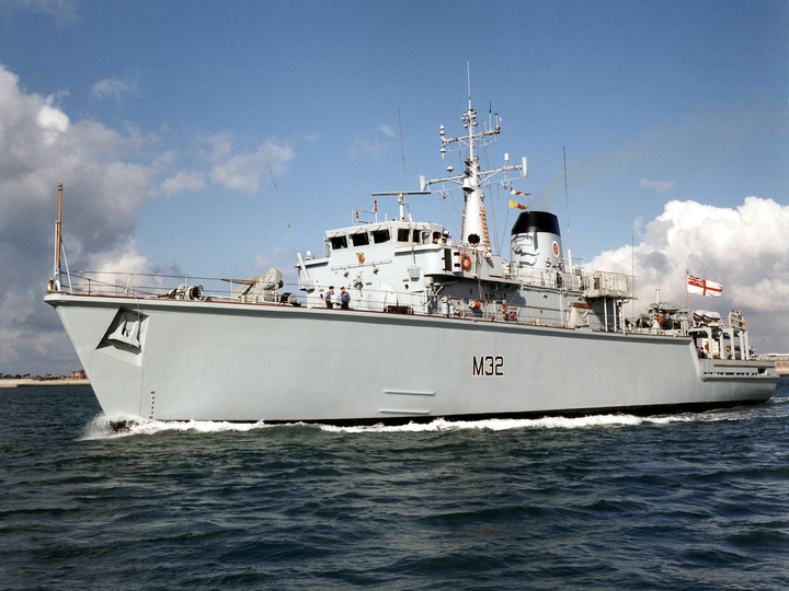 HMS Cottesmore (M32) Royal Navy Hunt Class Mine Warfare Vessel Leaving Portsmouth Photo Print Wall Art Decor Posters, Prints, & Visual Artwork Hampshire Prints 6 x 4 No Frame No