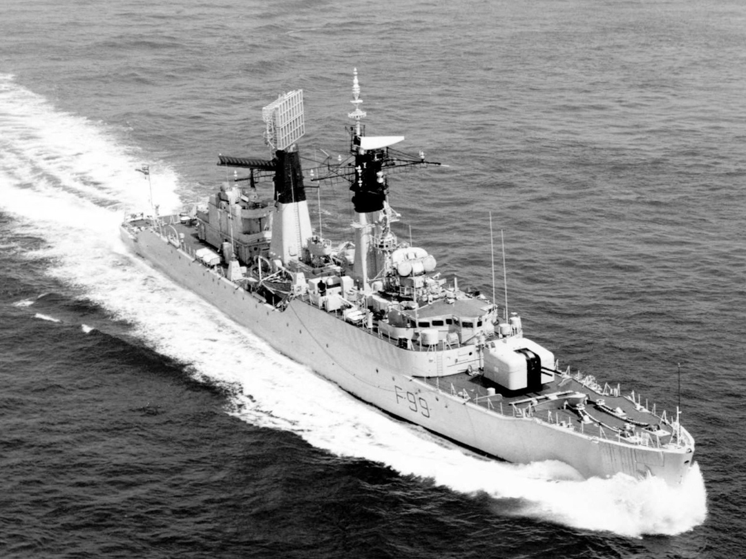 HMS Lincoln F99 Salisbury Class Frigate High Starboard Bow View Photo Print - Posters, Prints, & Visual Artwork - by Hampshire Prints (image 1 of 9)