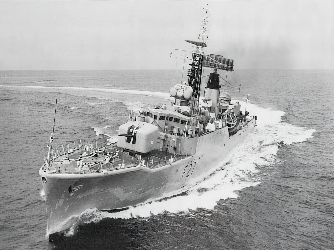 HMS Lynx F27 Leopard Class Frigate Turning to Starboard Photo Print - Posters, Prints, & Visual Artwork - by Hampshire Prints (image 1 of 9)