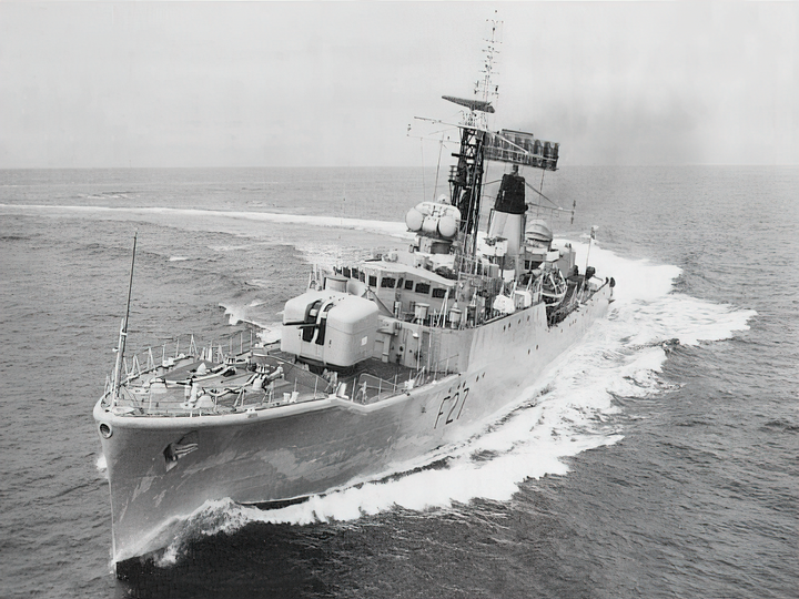 HMS Lynx F27 Leopard Class Frigate Turning to Starboard Photo Print - Posters, Prints, & Visual Artwork - by Hampshire Prints (image 1 of 9)