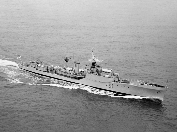 HMS Murray F91 Blackwood Class Frigate Starboard View Photo Print - Posters, Prints, & Visual Artwork - by Hampshire Prints (image 1 of 9)