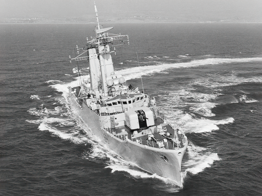 HMS Chichester (F59) Royal Navy Salisbury Class Frigate Hard Turn Photo Print Wall Art Decor Posters, Prints, & Visual Artwork Hampshire Prints 6 x 4 No Frame No