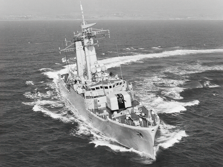 HMS Chichester (F59) Royal Navy Salisbury Class Frigate Hard Turn Photo Print Wall Art Decor Posters, Prints, & Visual Artwork Hampshire Prints 6 x 4 No Frame No