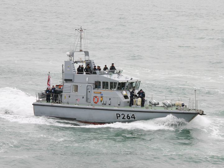 HMS Archer (P264) Royal Navy Archer Class P2000 Patrol Vessel At Speed Photo Print Wall Art Decor Posters, Prints, & Visual Artwork Hampshire Prints 6 x 4 No Frame No