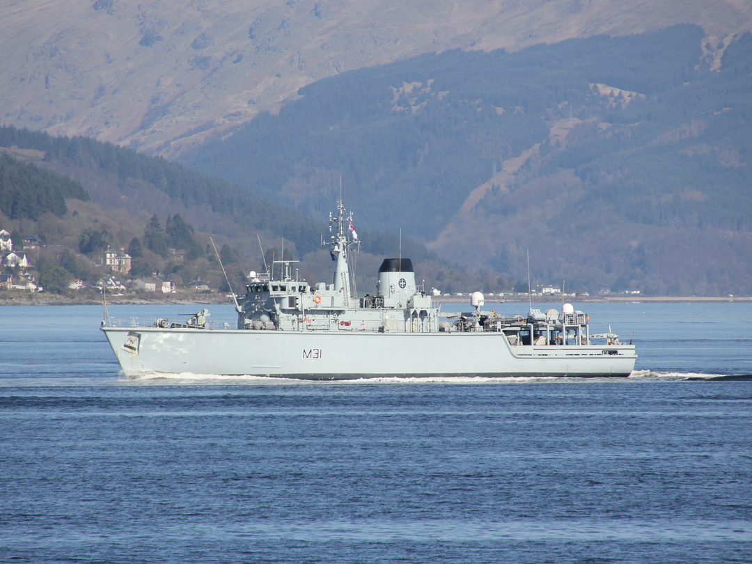 HMS Cattistock (M31) Royal Navy Hunt Class MineHunter Port Beam View Photo Print Wall Art Decor Posters, Prints, & Visual Artwork Hampshire Prints 6 x 4 No Frame No