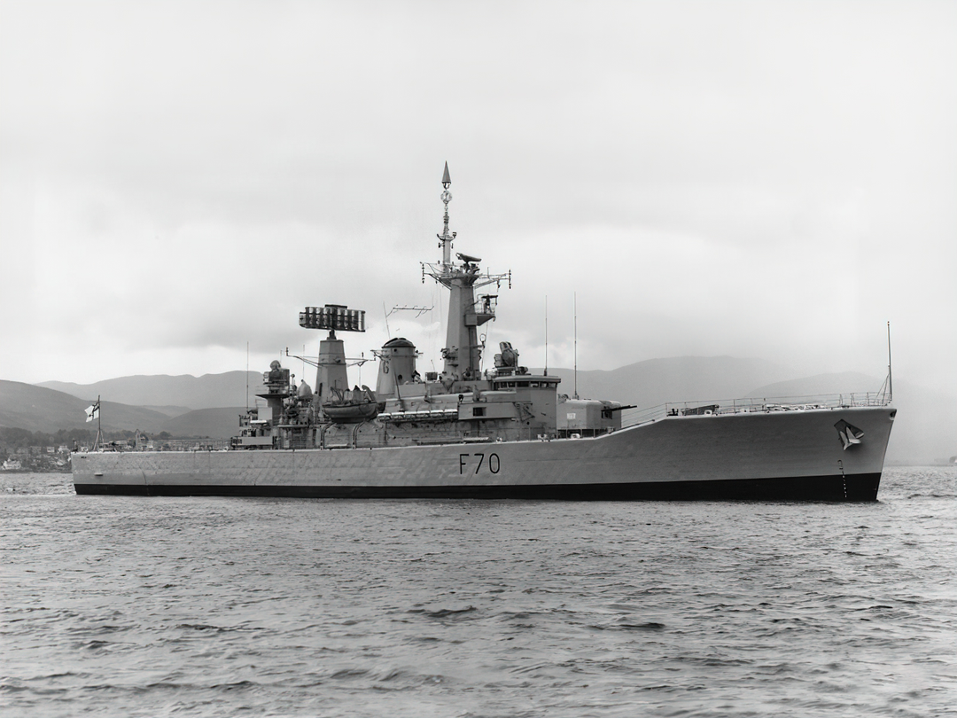 HMS Apollo (F70) Royal Navy Leander Class Frigate Starboard View Photo Print Wall Art Decor Posters, Prints, & Visual Artwork Hampshire Prints 6 x 4 No Frame No