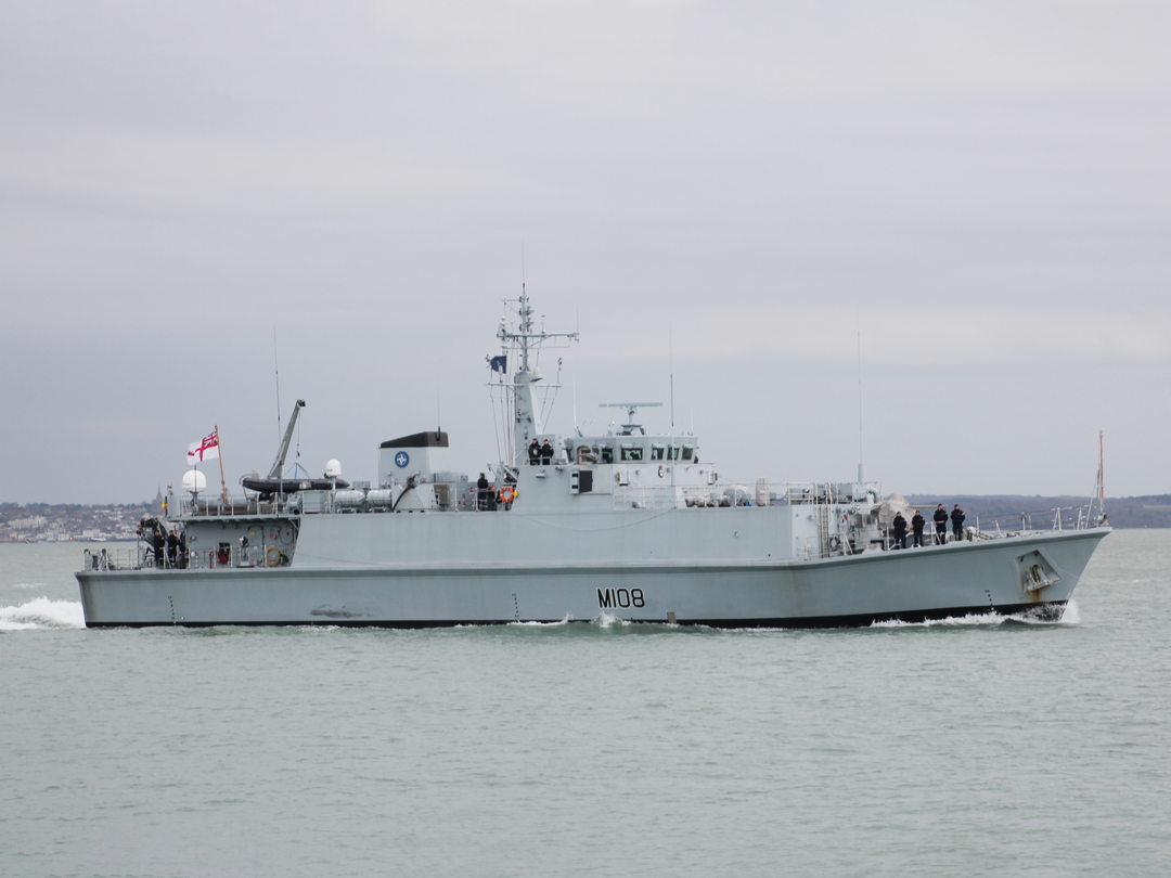 HMS Grimsby (M108) Royal Navy Sandown Class Minehunter Starboard Beam View Photo Print Wall Art Decor - Posters, Prints, & Visual Artwork - by Hampshire Prints (image 1 of 9)