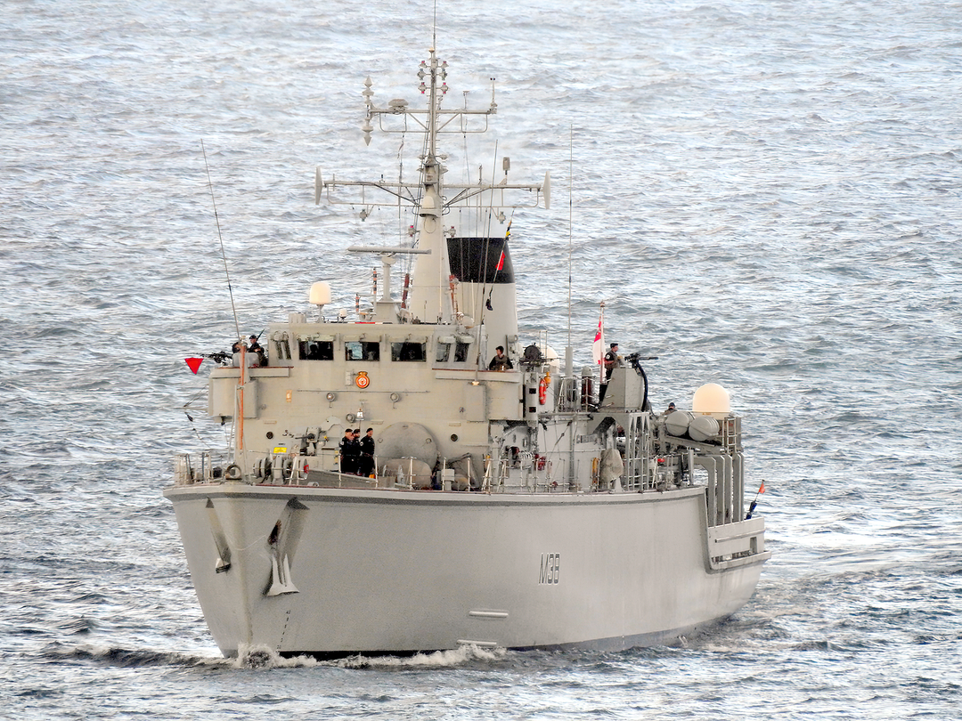 HMS Atherstone (M38) Royal Navy Hunt Class Mine Warfare Vessel Port Bow View Photo Print Wall Art Decor Posters, Prints, & Visual Artwork Hampshire Prints 6 x 4 No Frame No