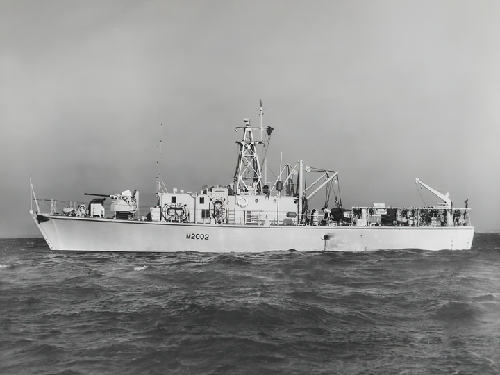 HMS Aveley (M2002) Royal Navy Ley Class Minesweeper Port Side View Photo Print Wall Art Decor Posters, Prints, & Visual Artwork Hampshire Prints 6 x 4 No Frame No