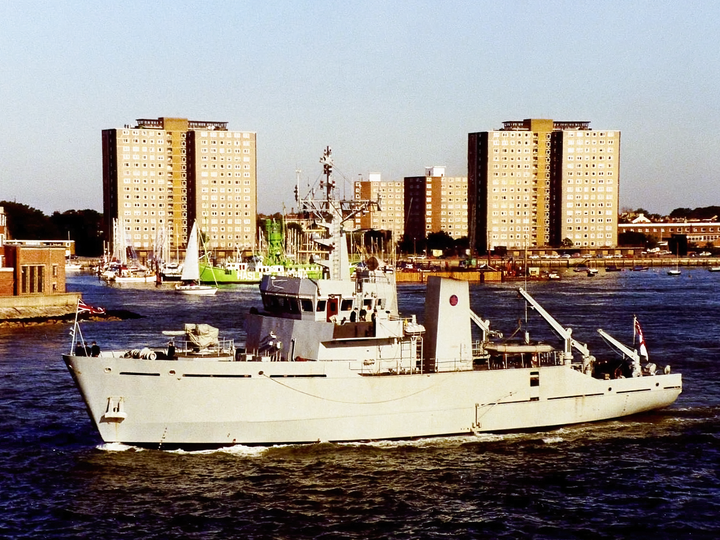 HMS Blackwater (M2008) Royal Navy River Class Minesweeper Leaving Portsmouth Photo Print Wall Art Decor Posters, Prints, & Visual Artwork Hampshire Prints 6 x 4 No Frame No