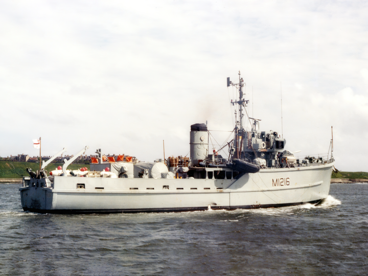 HMS Crofton (M1216) Royal Navy Ton class minesweeper Photo Print Wall Art Poster Posters, Prints, & Visual Artwork Hampshire Prints 6 x 4 No Frame No