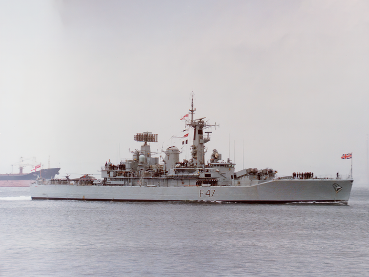 HMS Danae (F47) Royal Navy Leander Class Frigate Low Starboard View Photo Print Wall Art Decor Posters, Prints, & Visual Artwork Hampshire Prints 6 x 4 No Frame No