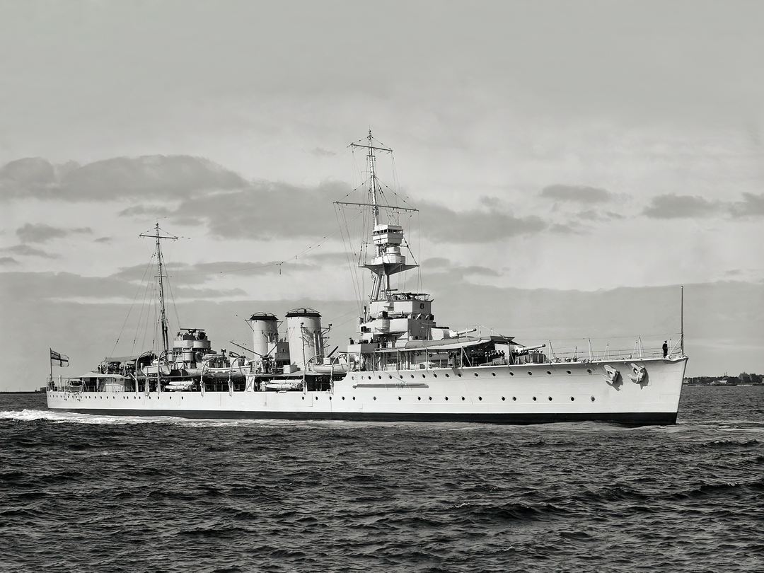 HMS Danae (D44) Royal Navy Danae Class Cruiser Starboard View Photo Print Wall Art Decor Posters, Prints, & Visual Artwork Hampshire Prints 6 x 4 No Frame No