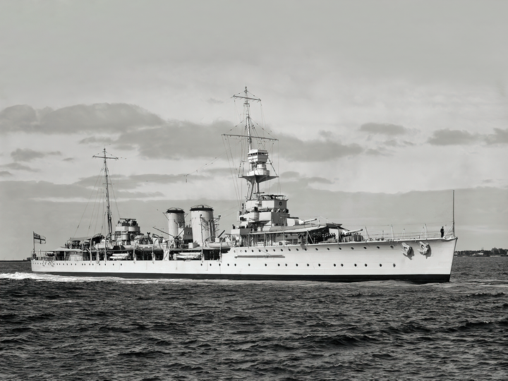 HMS Danae (D44) Royal Navy Danae Class Cruiser Starboard View Photo Print Wall Art Decor Posters, Prints, & Visual Artwork Hampshire Prints 6 x 4 No Frame No