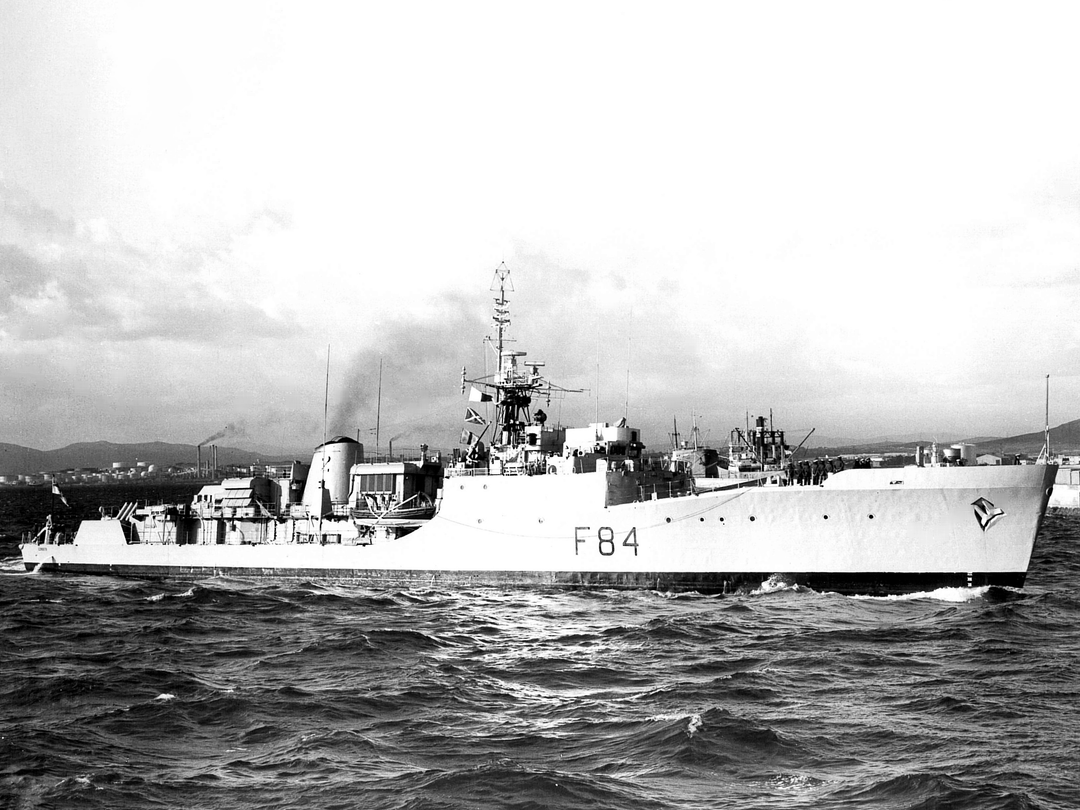 HMS Exmouth (F84) Royal Navy Blackwood Class Frigate Starboard View Photo Print Wall Art Decor - Posters, Prints, & Visual Artwork - by Hampshire Prints (image 1 of 9)