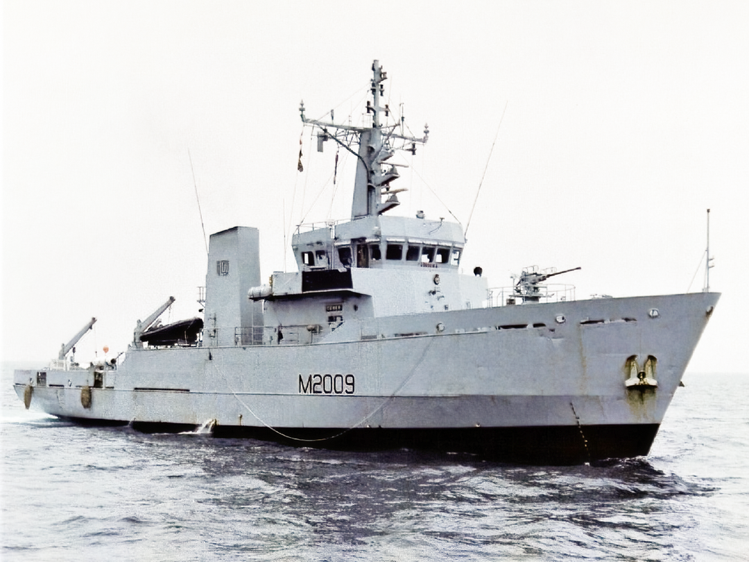 HMS Itchen M2009 River Class Minesweeper 1989 Photo Print - Posters, Prints, & Visual Artwork - by Hampshire Prints (image 1 of 9)