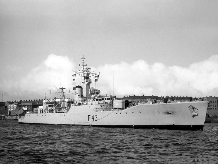HMS Torquay F43 Whitby Class Frigate Starboard Side View Photo Print - Posters, Prints, & Visual Artwork - by Hampshire Prints (image 1 of 9)