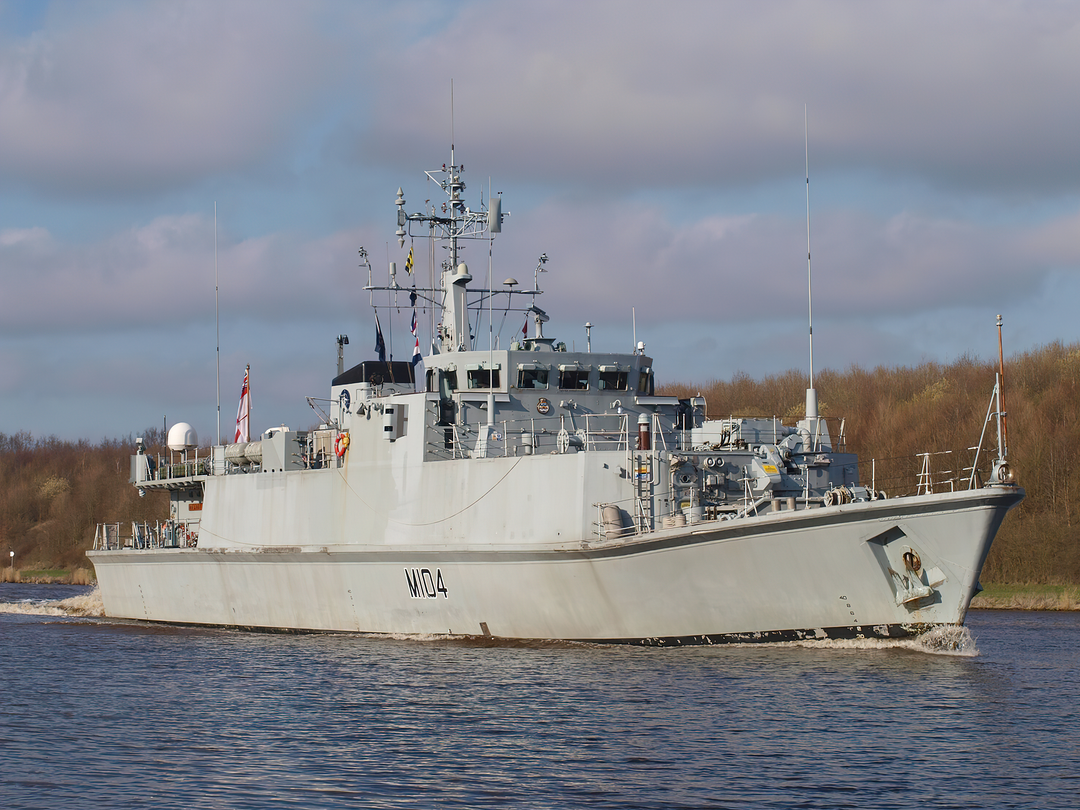 HMS Walney M104 Sandown Class Minehunter Starboard View Photo Print - Posters, Prints, & Visual Artwork - by Hampshire Prints (image 1 of 9)