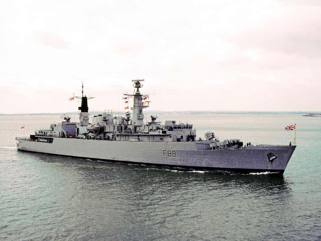 HMS Broadsword (F88) Royal Navy Type 22 Frigate Entering Portsmouth Photo Print Wall Art Decor Posters, Prints, & Visual Artwork Hampshire Prints 6 x 4 No Frame No