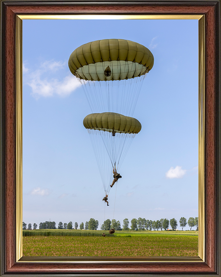 16 Air Assault Brigade Parachuting Photo Print – British Army Wall Art, Military Decor Posters, Prints, & Visual Artwork Hampshire Prints 10 x 8 Classic Frame No